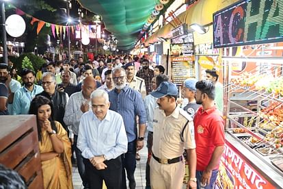 Indore: RBI गवर्नर शक्तिकांतदास इंदौर के छप्पन दुकान पहुंचे, व्यापारियों से बोले- दुकानों को 100% डिजिटल करिए RBI Governor Shaktikanta Das reached 56 shops of Indore, told the traders - make the shops 100% digital.
