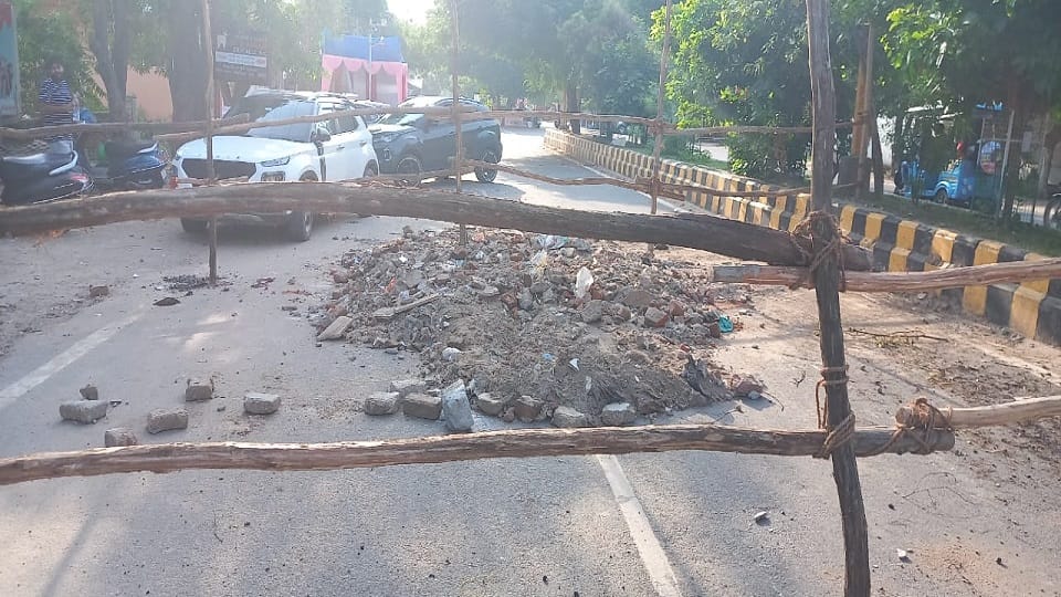 Shocking condition of smart city Agra 250 km of roads were dug up and not a single one was fined