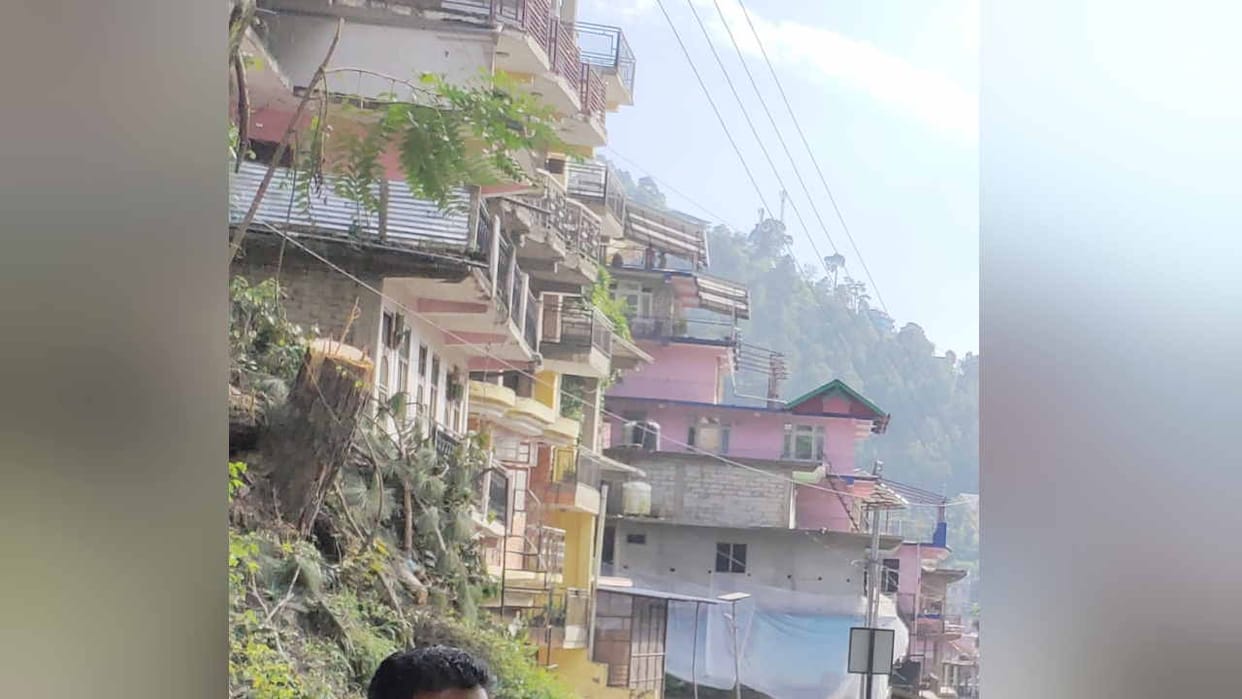 Kullu News: Cracks in four more houses of Ani town, the administration got them vacated