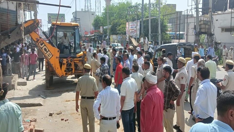 JCB ran on shop platforms in Dadri, shopkeepers pulled down shutters