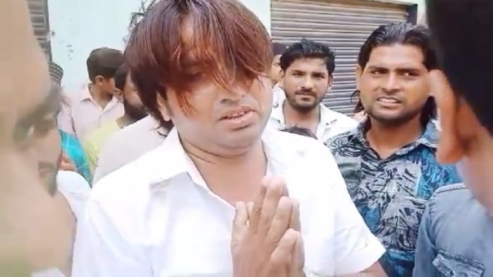 youth was thrashed on suspicion of being a child lifter In Amroha