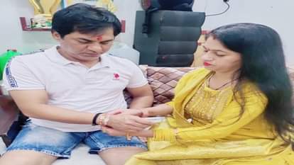 भाई को राखी बांधती बहन