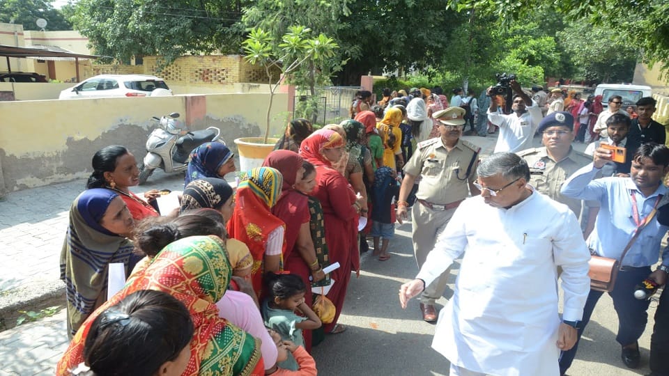 Rakshabandhan 2023 sisters cried hugging their imprisoned brothers Prison Minister became emotional