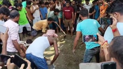 Bihar News: Buried in grave after death in Bettiah exhumed the body.bihar police