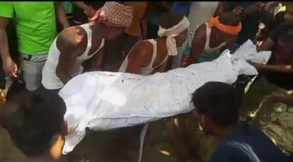 Bihar News: Buried in grave after death in Bettiah exhumed the body.bihar police