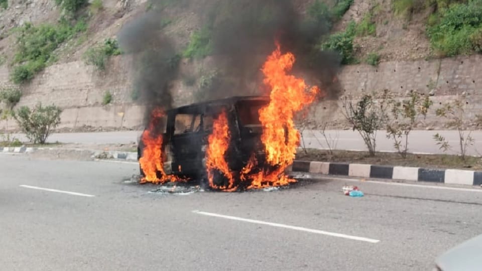 Sudden fire in a moving car created panic