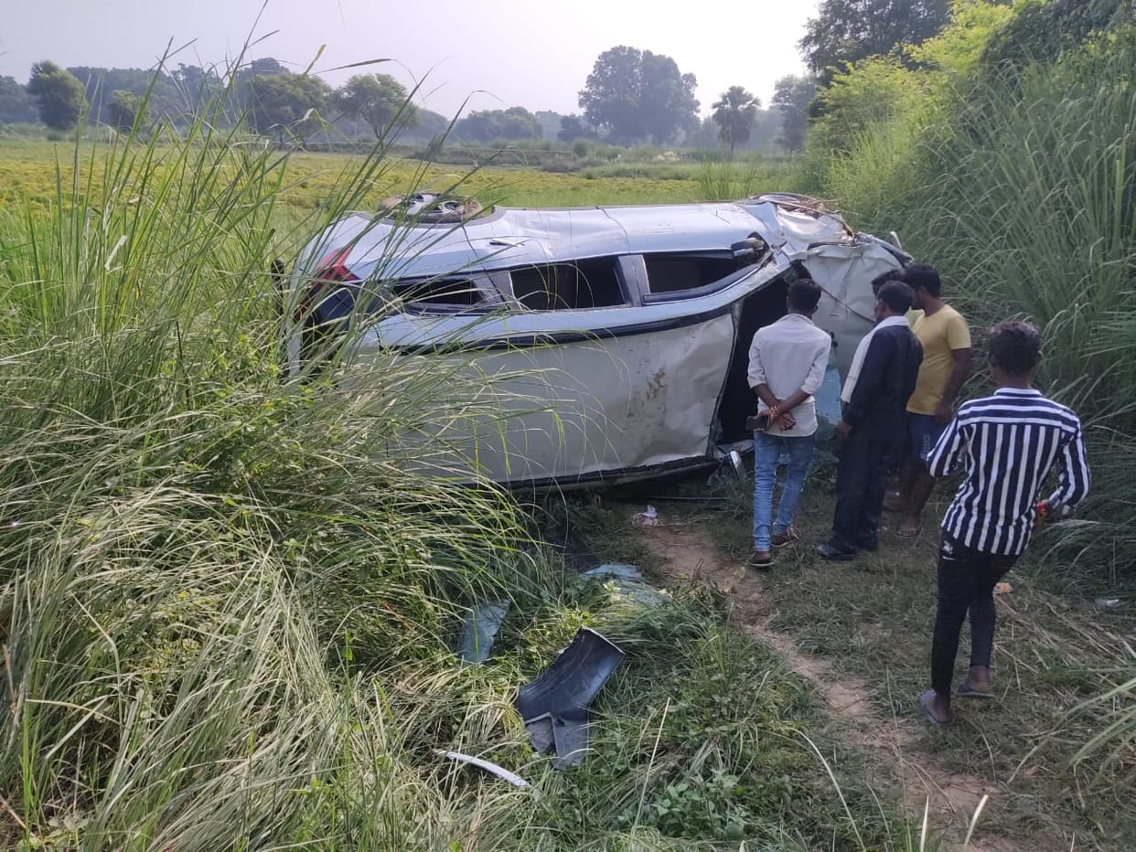 Car overturned in 15 feet pit while trying to save cattle in ghazipur driver killed and four injured
