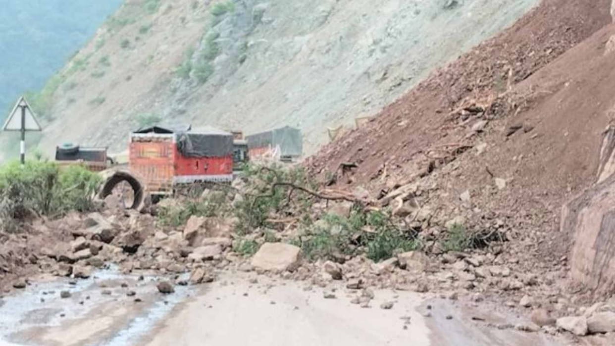Himachal Weather: Kullu-Mandi National Highway closed for the third day, movement stalled for half an hour in