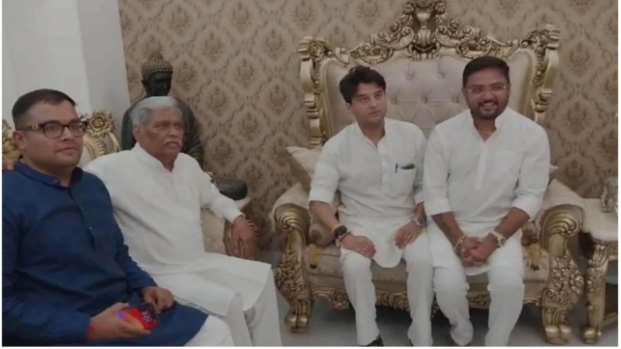 MP Jyotiraditya Scindia suddenly arrived at Prabhat Jhas house closed door conversation