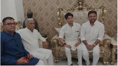 MP Political News: ज्योतिरादित्य सिंधिया अचानक पहुंचे प्रभात झा के घर, लंच के बहाने बंद कमरे में हुई गुफ्तगू MP Jyotiraditya Scindia suddenly arrived at Prabhat Jhas house closed door conversation