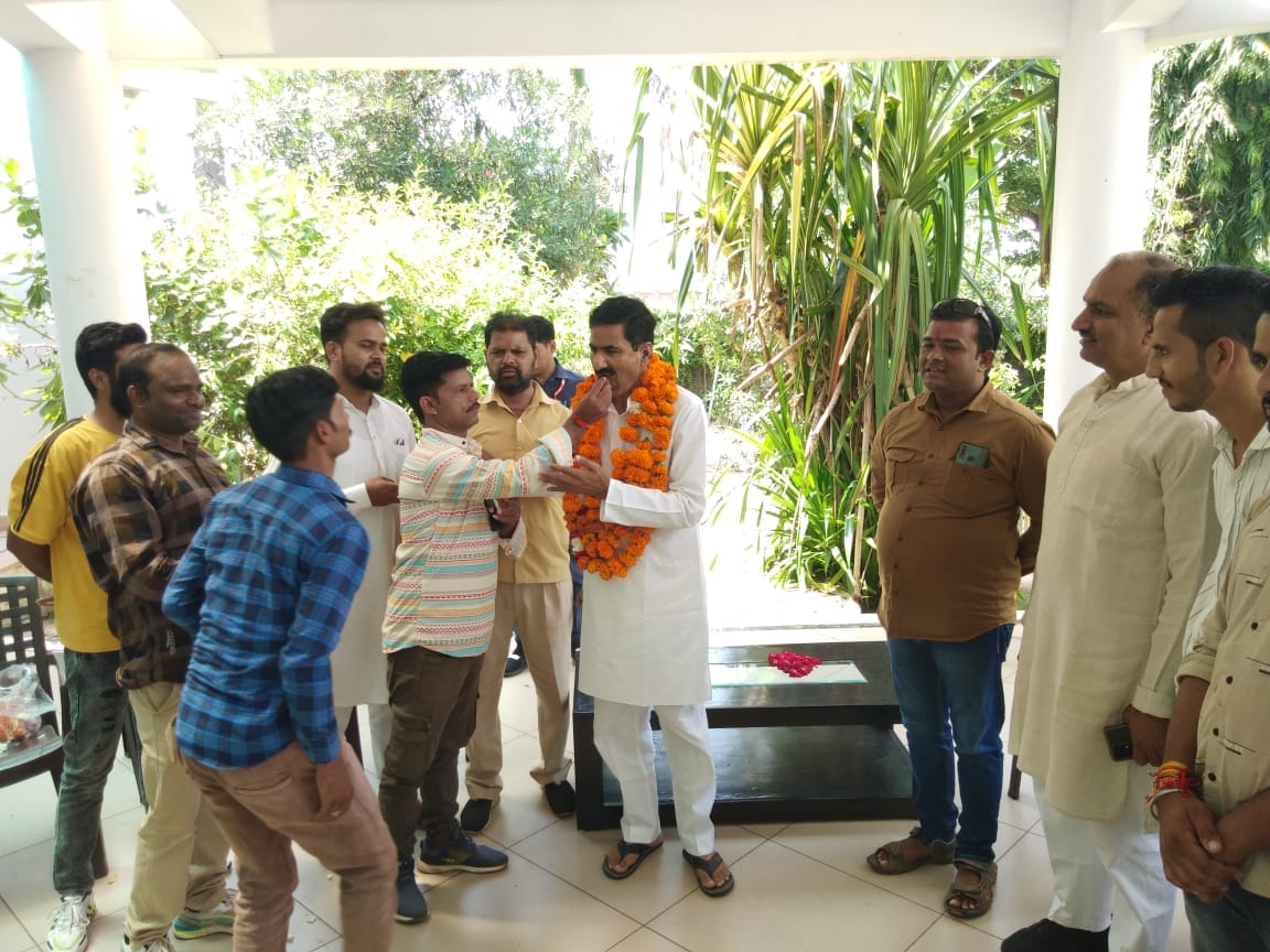 कोलारस विधायक वीरेंद्र रघुवंशी के घर समर्थकों का तांता लगा हुआ है।