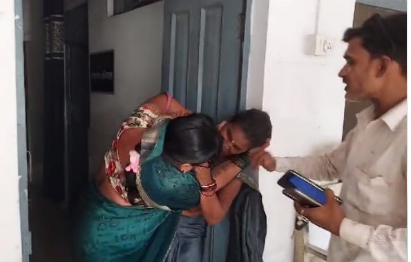 Class IV female employee beaten in Chitrakoot, abused and slapped, posted in PWD department