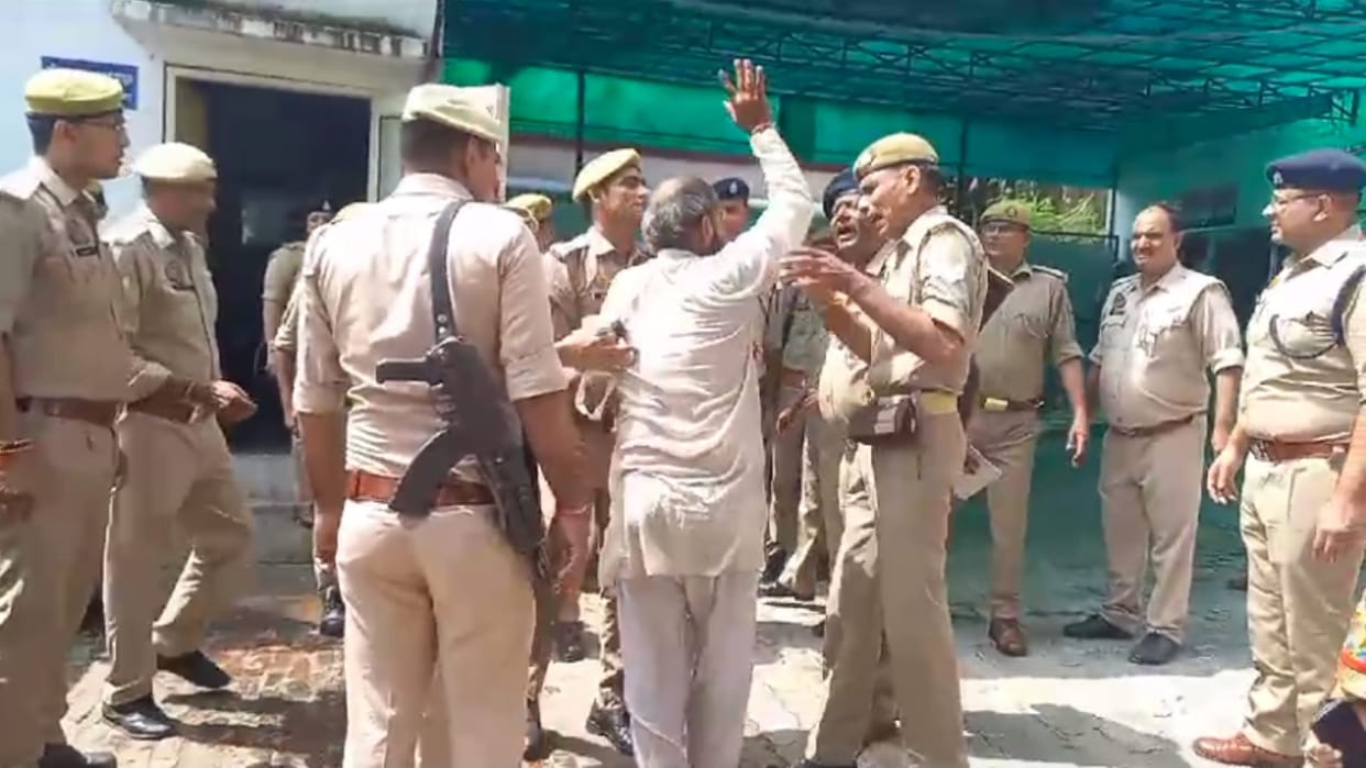 Meerut: Former army man try committed suicide with his wife on SSP office in case of dowry