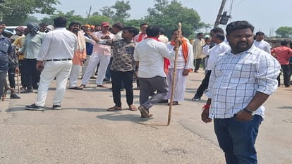 Satyam murder case VHP protested at Kheri intersection, demanding bulldozers to run at Pradhan