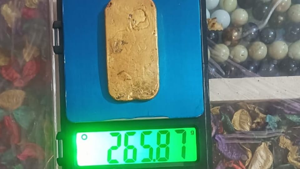 Custom seized gold worth Rs 15 lakh 74 thousand from passenger coming from Dubai at amritsar Airport