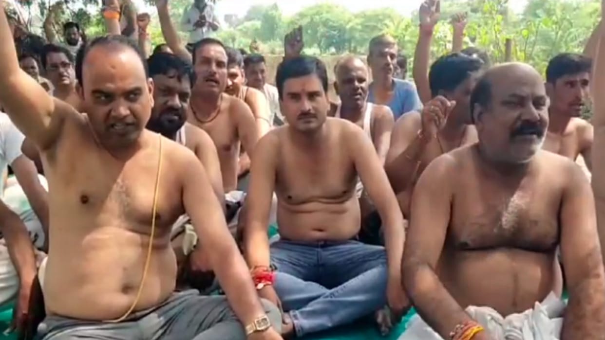 Shajapur: Employees of co-operative societies sit on indefinite strike, demonstrate half-naked for demands