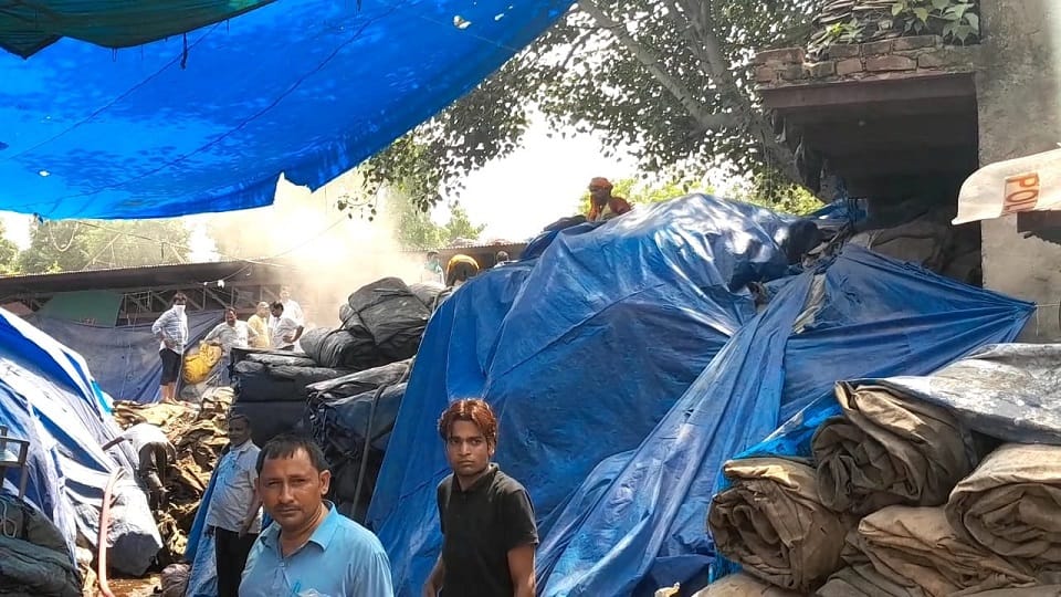 Fire broke out in Tripal godown stampede three fire engines extinguished
