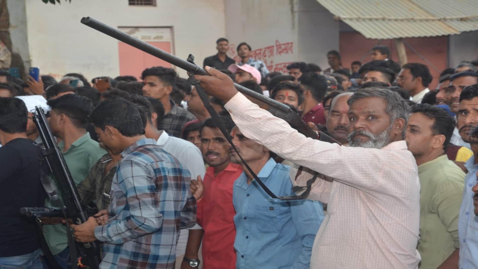Vidisha News: To celebrate Bhujriya festival, coconut is broken by aiming with a gun.