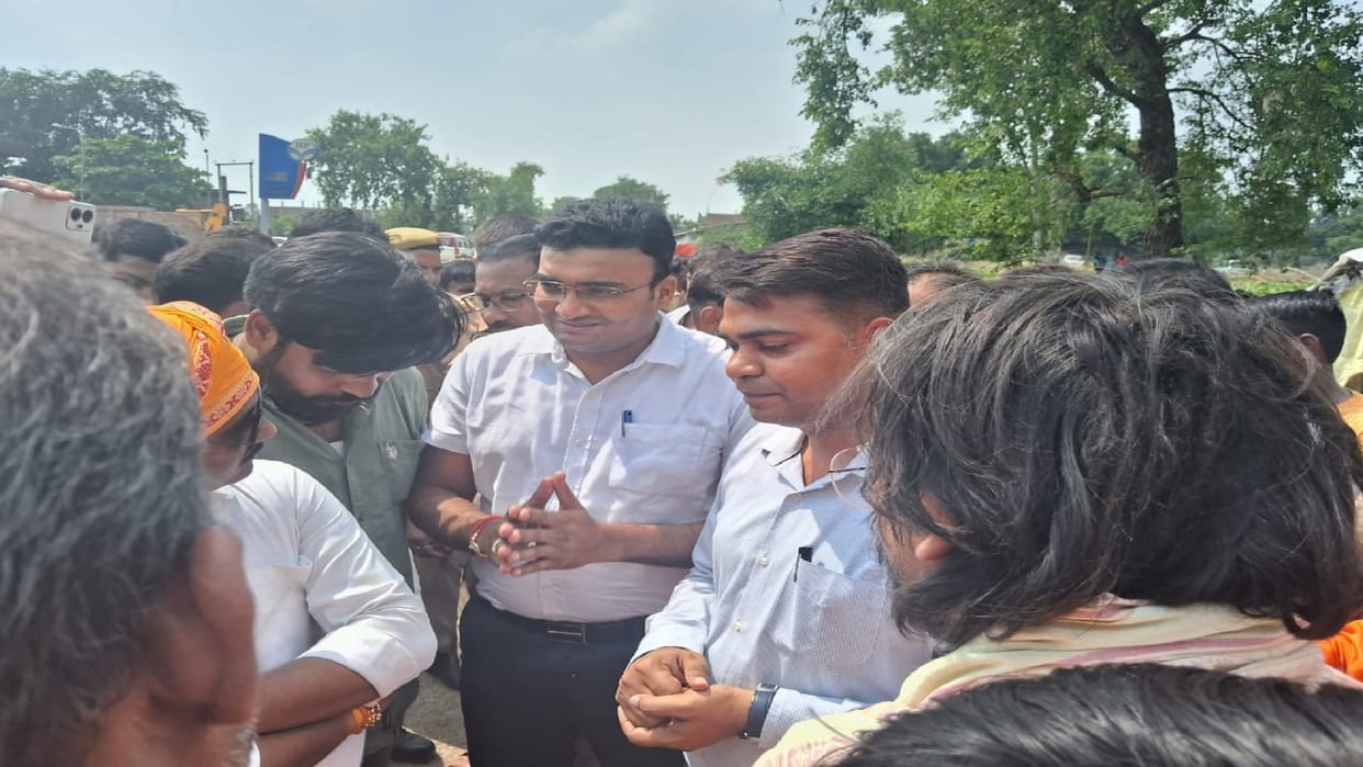 Satyam murder case VHP protested at Kheri intersection, demanding bulldozers to run at Pradhan