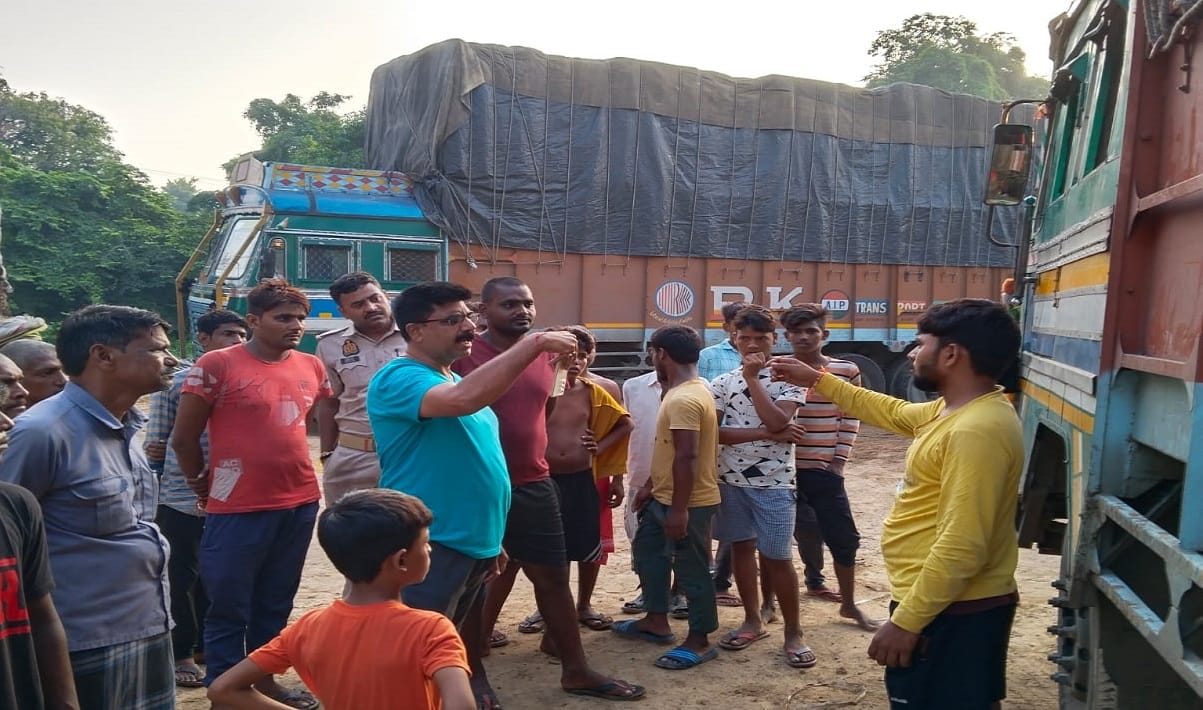 laborer sleeping on roadside was crushed to death by vehicle in varanasi