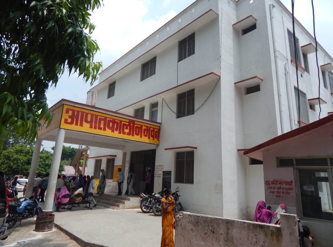 Moradabad: Salaries doctors and staff of Agwanpur and Malakpur PHC were cut, hospital was closed before time
