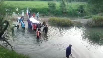 For the last farewell in Vidisha, the funeral procession was taken across the flowing river