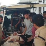 खरगोन जिले के सनावद में सड़क हादसे में घायल पुलिसकर्मी को अस्पताल ले जाते हुए।