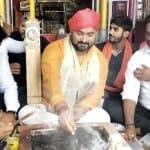दैत्राबीर बाबा मंदिर में हवन करते लोग