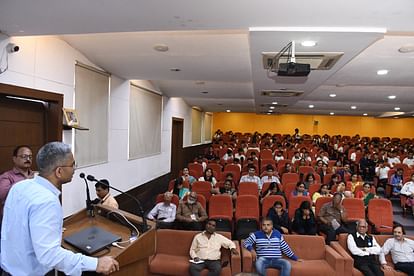 Indore: पुलिस आयुक्त मकरंद देउस्कर ने कहा-नाइट कल्चर का विरोध होता है, सकारात्मक पहलू को कोई सामने नहीं लाता Police Commissioner Makarand Deuskar said – Night culture is opposed, no one brings out the positive aspect