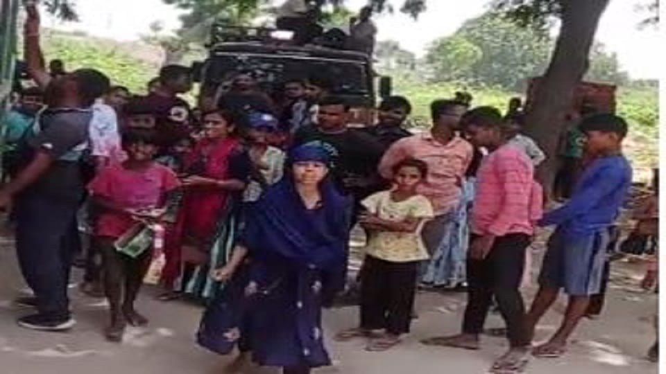 Stones pelted on municipal team went to catch stray animals vehicle was damaged