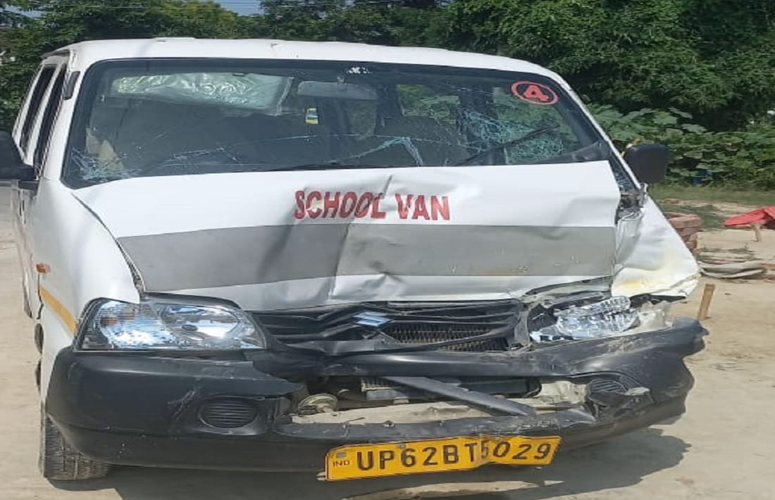 two school vehicles collided with each other in Azamgarh six students injured
