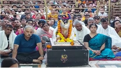 Ujjain: महाकाल की भस्मआरती में पहुंचे वीआईपी, थल सेना प्रमुख कलिता और DRDO के महानिदेशक ने लिया आरती का लाभ Ujjain VIPs reached the Bhasma Aarti of Baba Mahakal Army Chief Kalita and DRDO Director General also arrived
