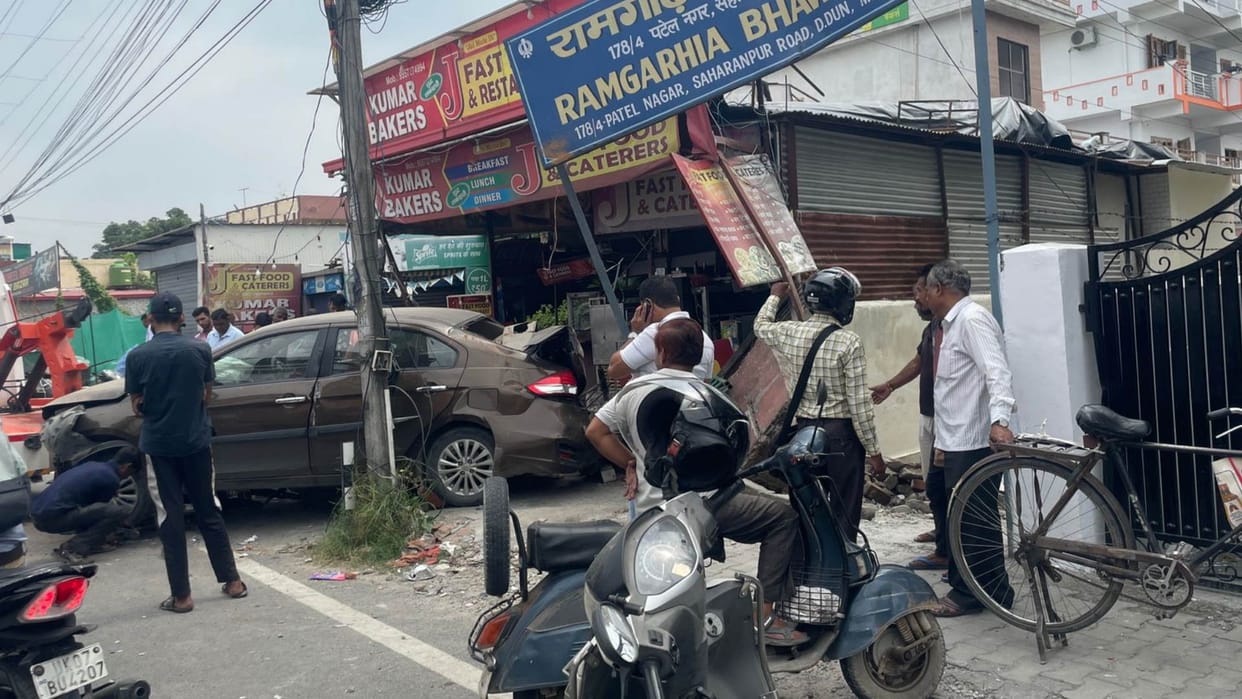 Car entered the restaurant in Patel Nagar Dehradun Uttarakhand news in hindi