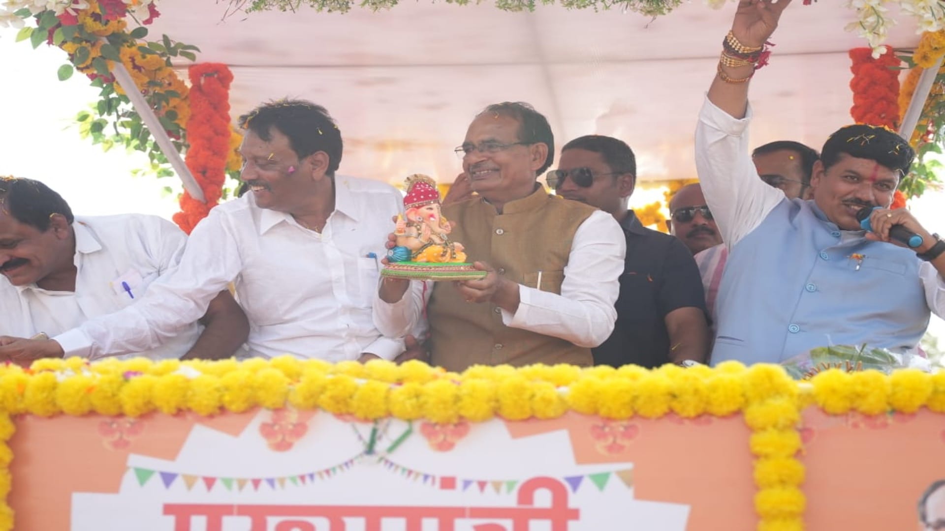 MP Politics CM Shivraj Says to Ladli Behna in Badnagar I swear on raw thread I will not let faith break