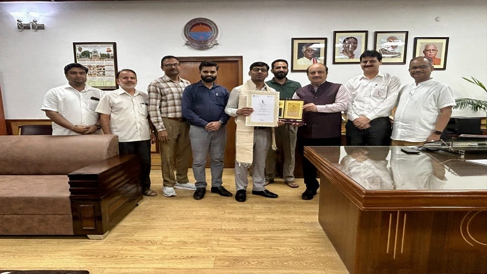 Kurukshetra University: Co-Professor received Lalit Kala Akademi National Award, Vice Chancellor congratulated