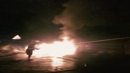Delhi : करोल बाग के कपड़ा गोदाम में लगी आग को दमकल ने किया काबू,15 गाड़ियां मौके पर Delhi: A Fire broke out in a garment warehouse in the Karol Bagh area