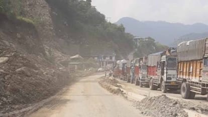 Mandi News: झलोगी के दवाड़ा में वैकल्पिक मार्ग तैयार, रविवार को यातायात के लिए खोलने की तैयारी Mandi News: Alternative route ready in Davada of Jhalogi, preparation to open for traffic on Sunday
