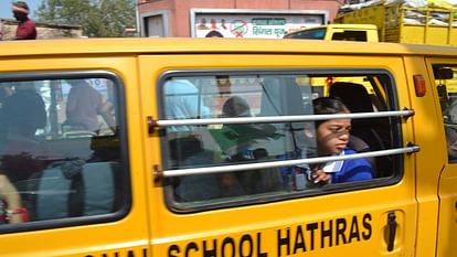 Hathras News: जाम में फंसे स्कूली वाहन, गर्मी में बिलबिलाए बच्चे school bus stuck in jam