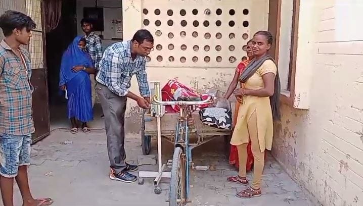 relatives carried patient on handcart after delay in arrival of ambulance in jaunpur