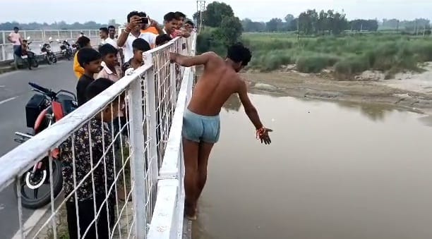 High voltage drama of drug addict youth in hardoi, Hanging down from the railing of the bridge