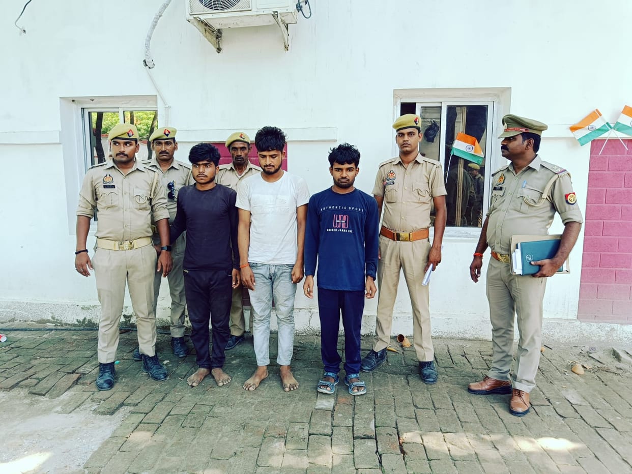 Three miscreants who stole money from bank accounts through fake finger prints arrested in hardoi