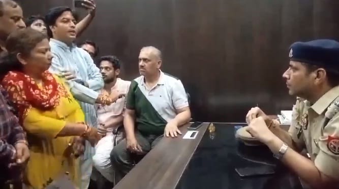Slaps in protest against the challan, SPs surrounded the police station in protest, ACP said action will be ta