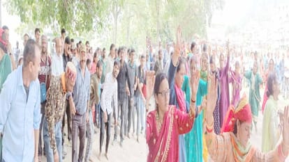 Chamba News: मणिमहेश यात्रा के लिए भद्रवाह से पहुंचा 200 श्रद्धालुओं का जत्था, भोले के भजनों पर किया नृत्य A group of 200 devotees arrived from Bhaderwah for Manimahesh Yatra, danced on Bhole's hymns. Manimahesh Yatr