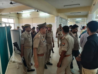 Mirzapur: पुलिस चौकी में प्रभारी के सामने चौकीदार ने किया आत्मदाह, महिला से छेड़खानी का लगा था आरोप chowkidar set fire in front of incharge in police post in mirzapur after accuse of molesting woman