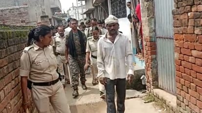 Bihar: युवती से छेड़खानी कर रहे मनचले को लोगों ने बिजली खंभे में बांध कर पीटा; डायल 112 की पुलिस ने छुड़ाया People tied a man who was molesting a girl to electric pole and beat him up in Jamui; dial 112 police rescued