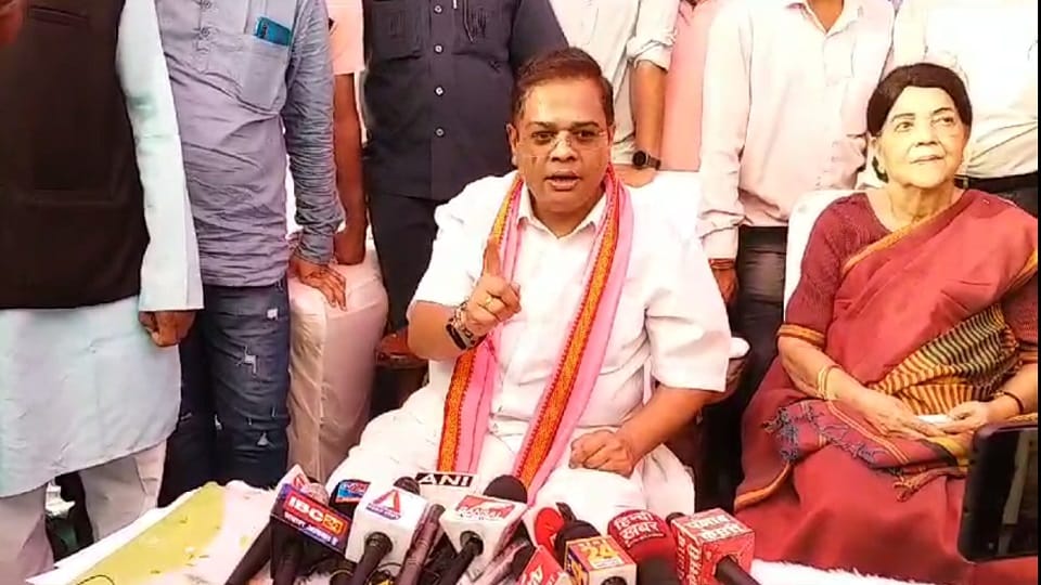 रेणु जोगी के साथ अमित जोगी