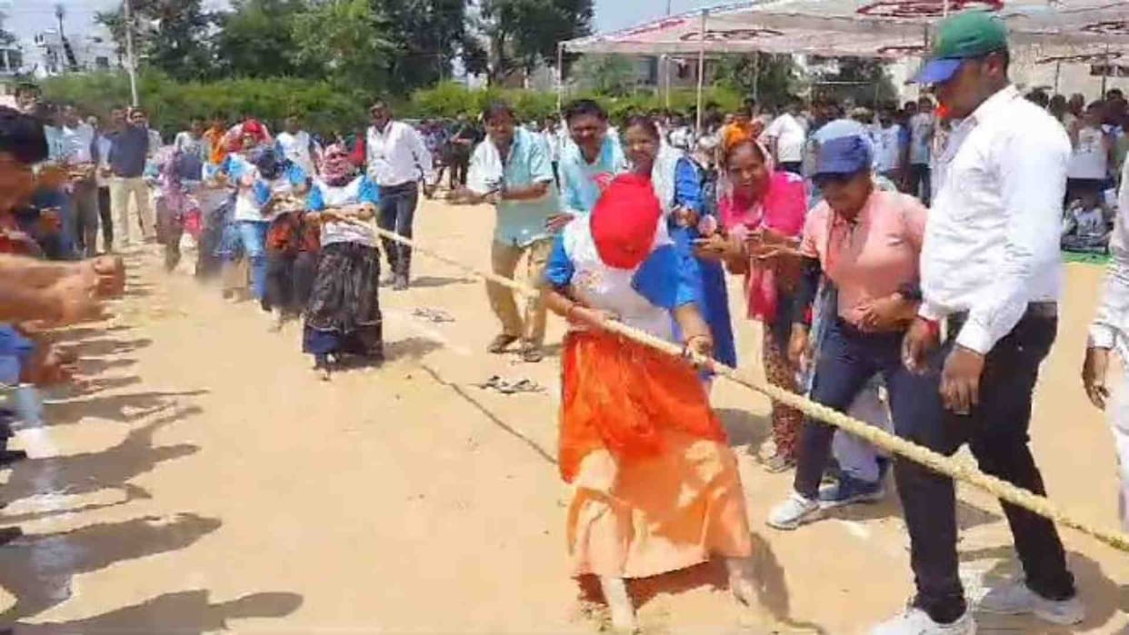 Hindaun's women's team defeated Sapotra in the tug of war match of Karauli Olympics