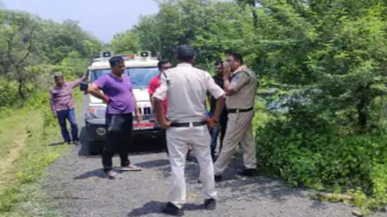 Sehore News 15 to 20 days old body found hanging on a tree in Dahota Ghat of Shahganj police station