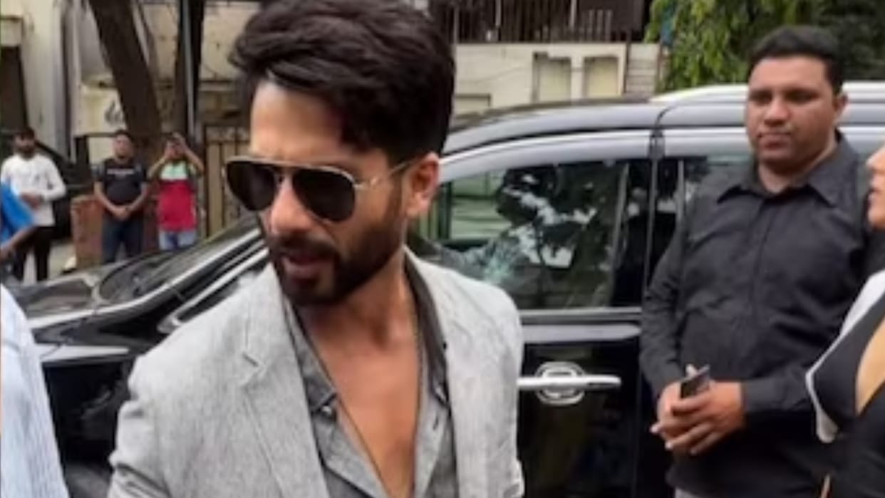 Shahid kapoor gets angry on Paparazzi video went viral on social media
