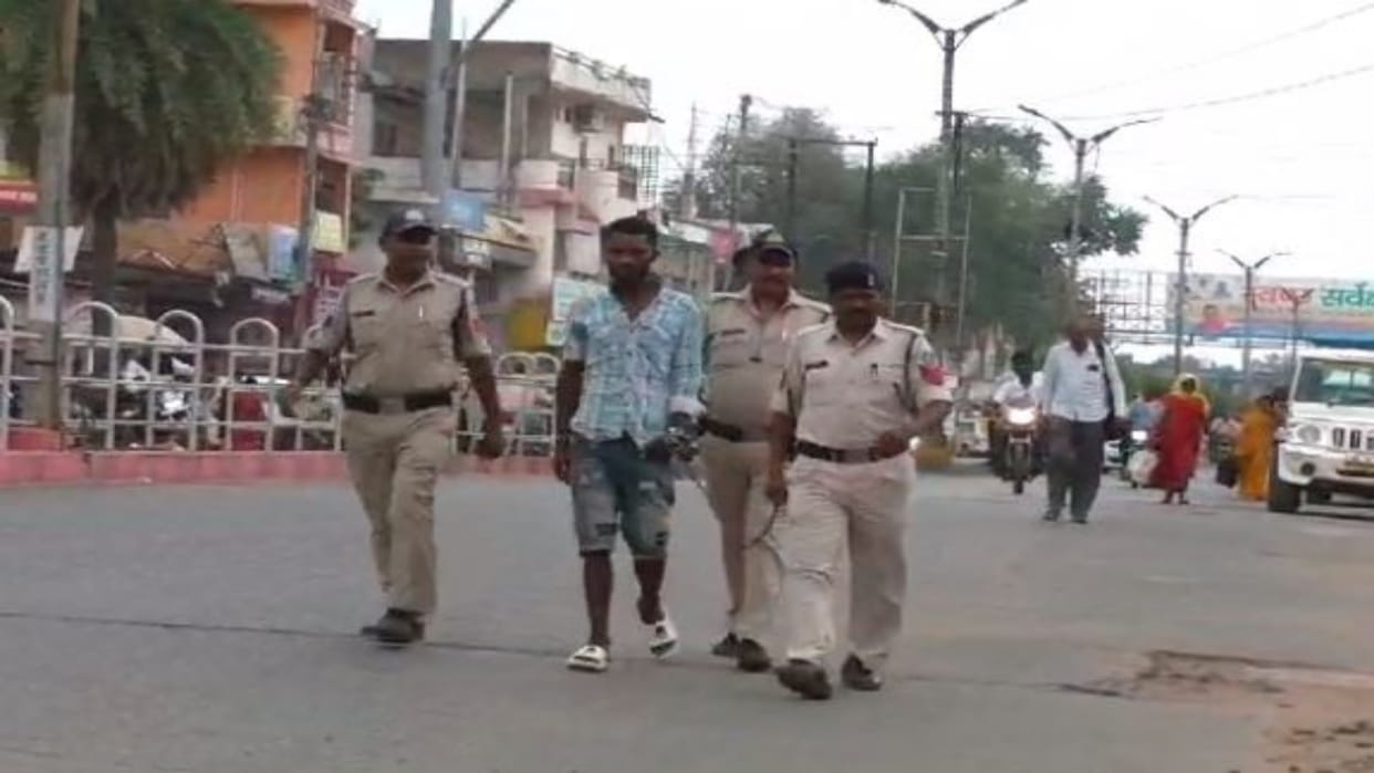 Shahdol Crime Robbery by showing a knife to an elderly police took out a procession of the accused